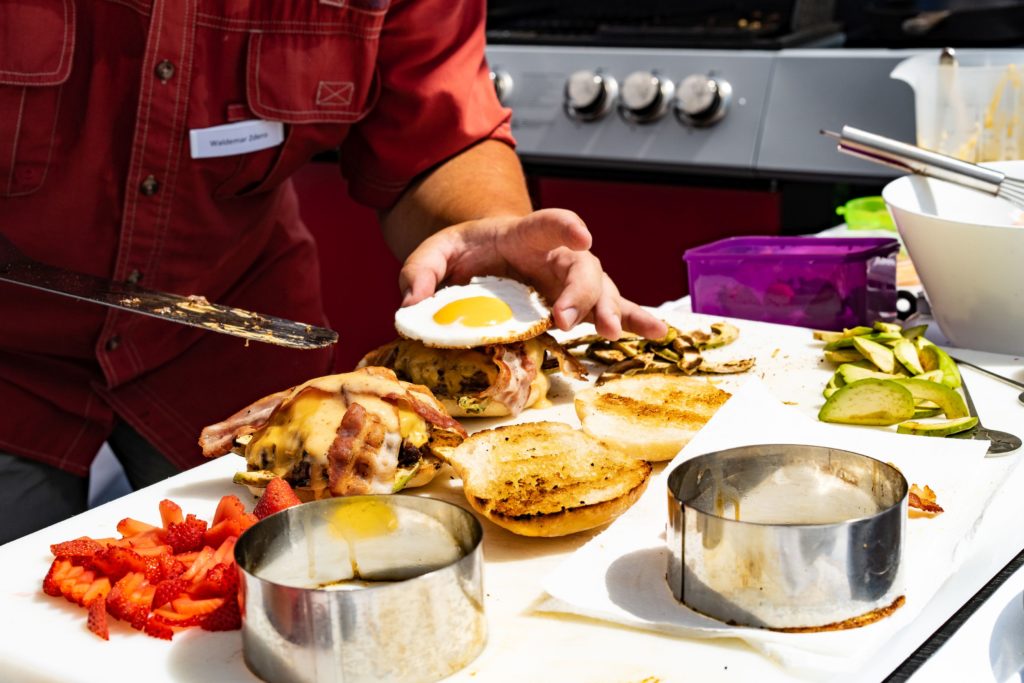 Altmarks Biggest - Zubereitung des Burgers bei der Kerrygold Cheddar Burger Challenge
