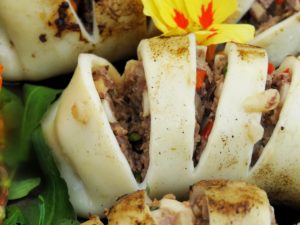 Nahaufnahme von gefüllten vietnamesischen Tintenfischen Vietnamesische Gefüllte Tintenfischtuben Nahaufnahme