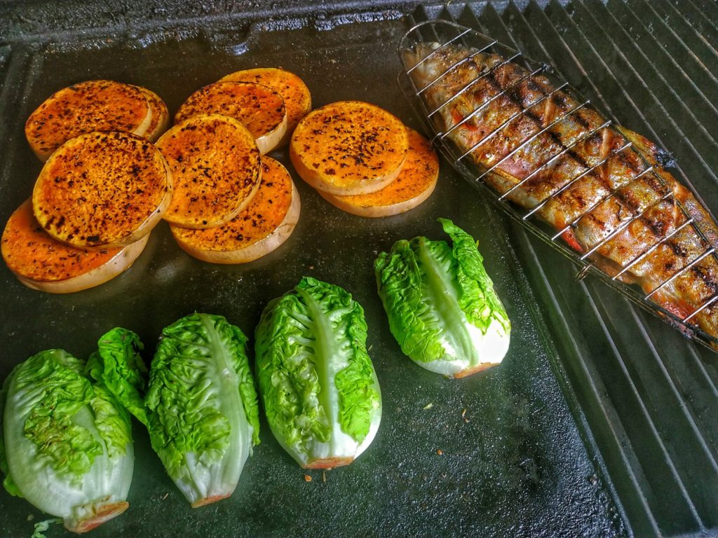 Saibling, Kürbis und Salat vom Grill