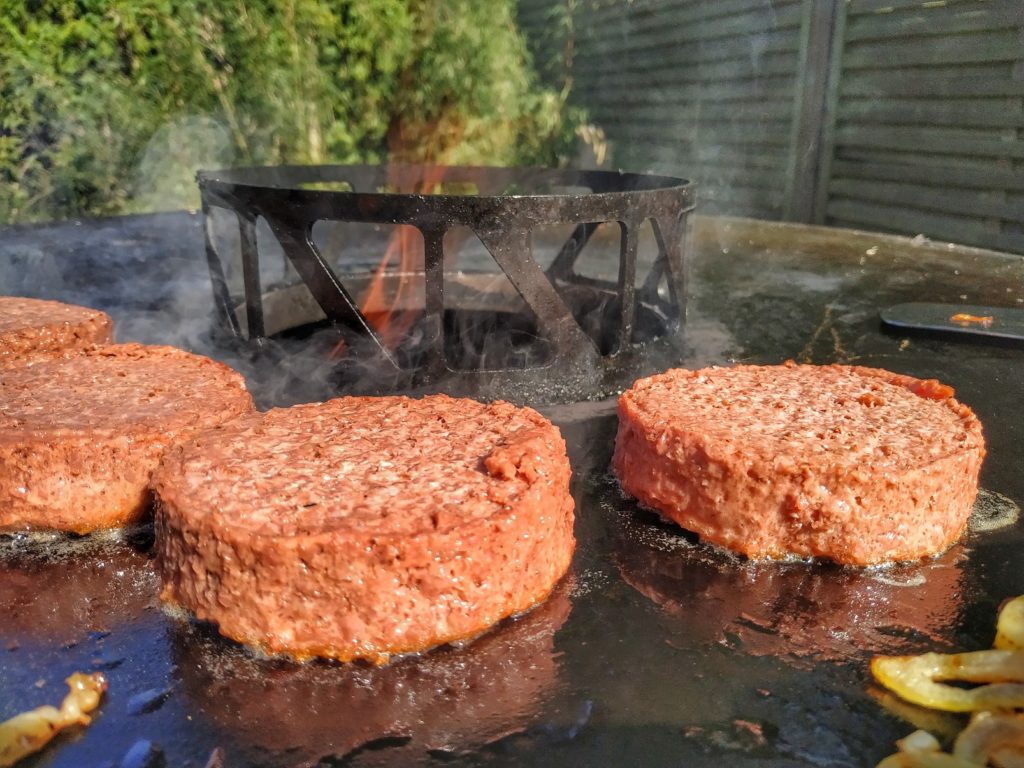 Beyond Meat Burger auf der Feuerplatte