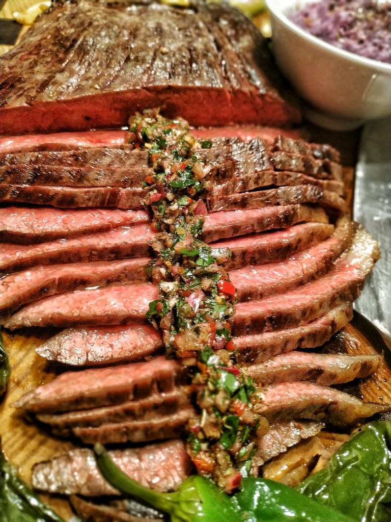 Chimichurri auf Flank Steak vom Wagyu