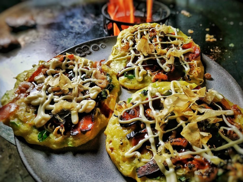 Okonomiyaki von der Feuerplatte