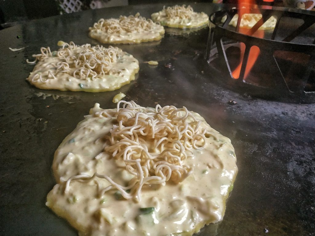 Okonomiyaki von der Feuerplatte