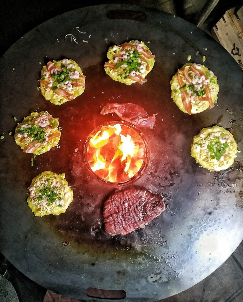 Okonomiyaki von der Feuerplatte