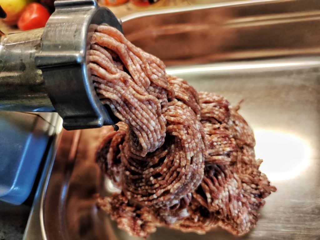 Fleischwolf mit Wurstbrät für Käsekrainer