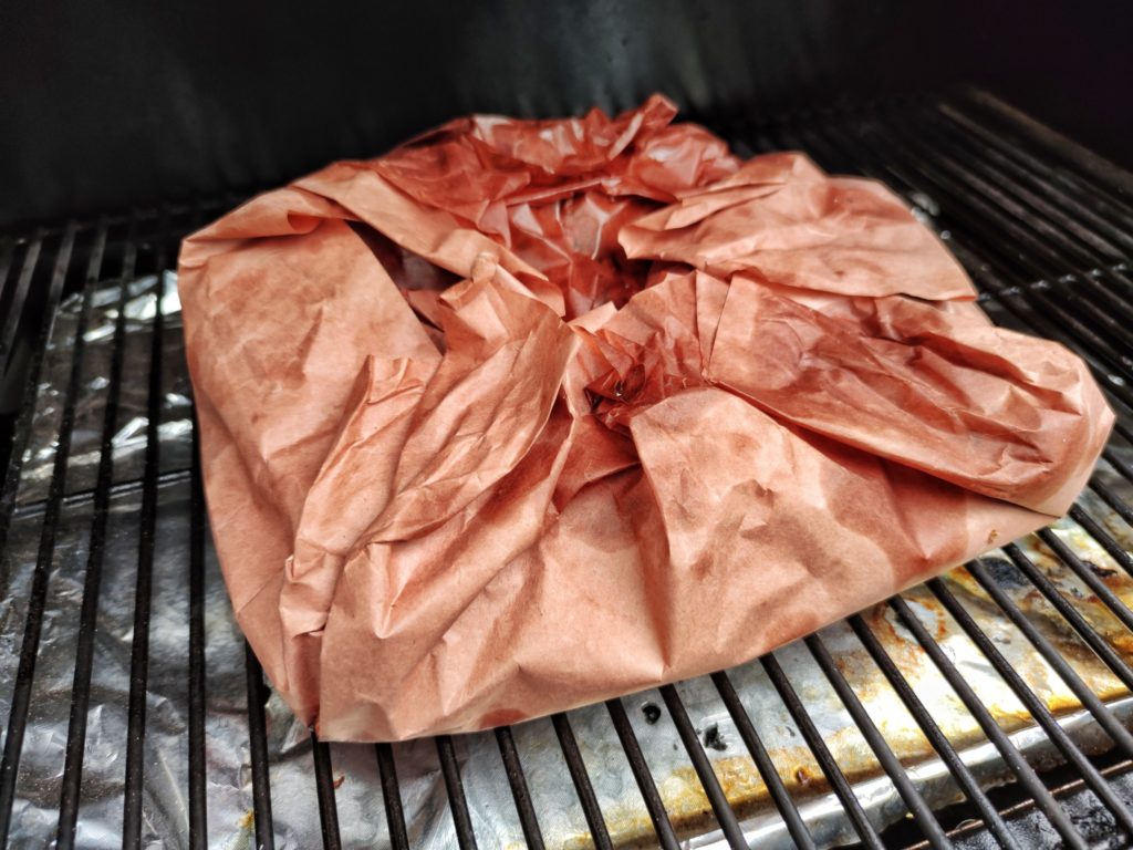 Ribs in Butcher Paper auf dem Pellet Smoker