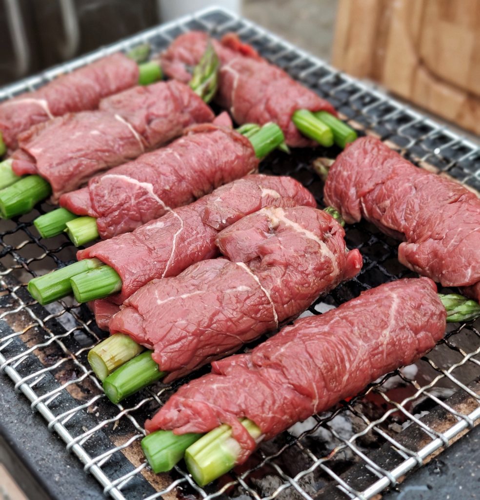 Japanische Spargelrollen mit Rindfleisch