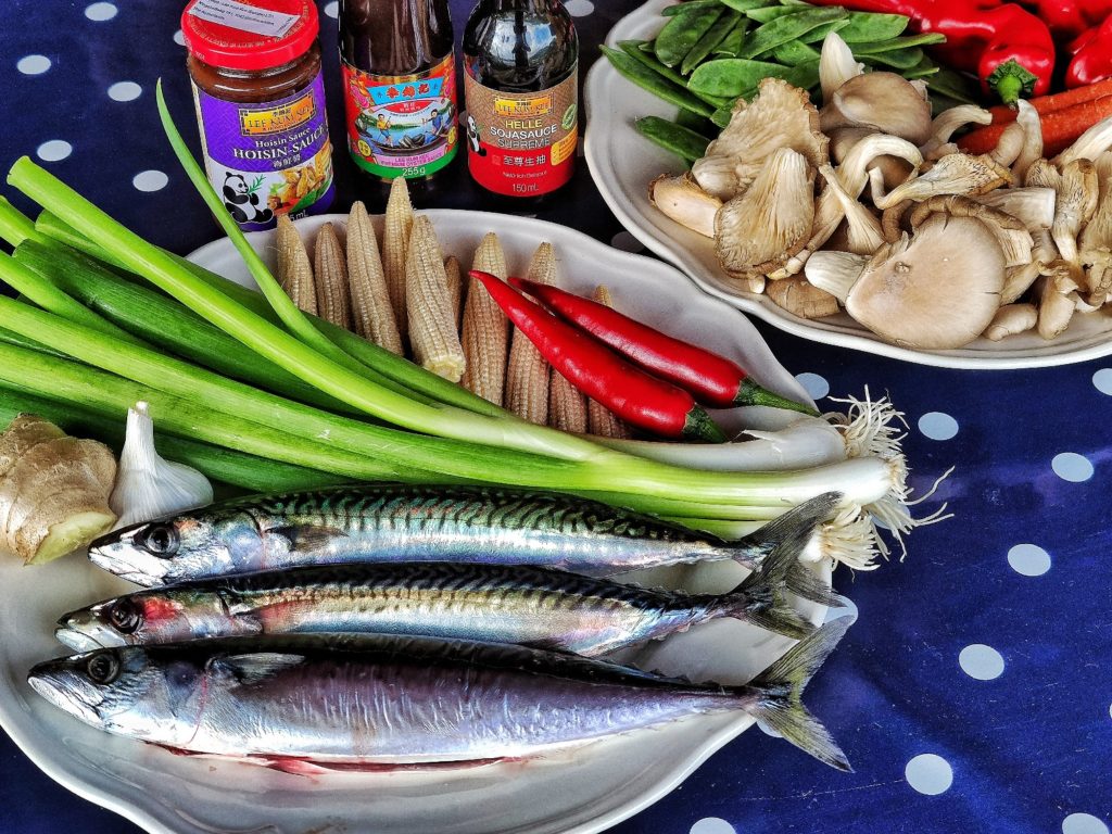 Gegrillte Makrelen auf Gemüsebett - Asiatisch sommerlich mit Lee Kum Kee