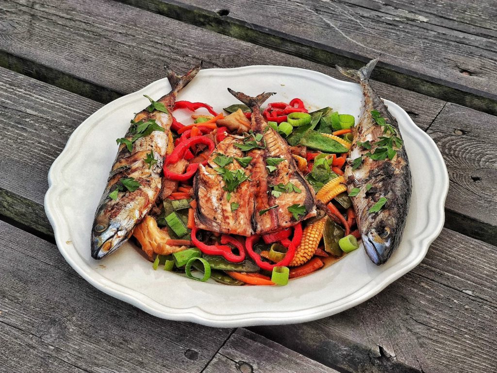 Gegrillte Makrelen auf Gemüsebett - Asiatisch sommerlich mit Lee Kum Kee