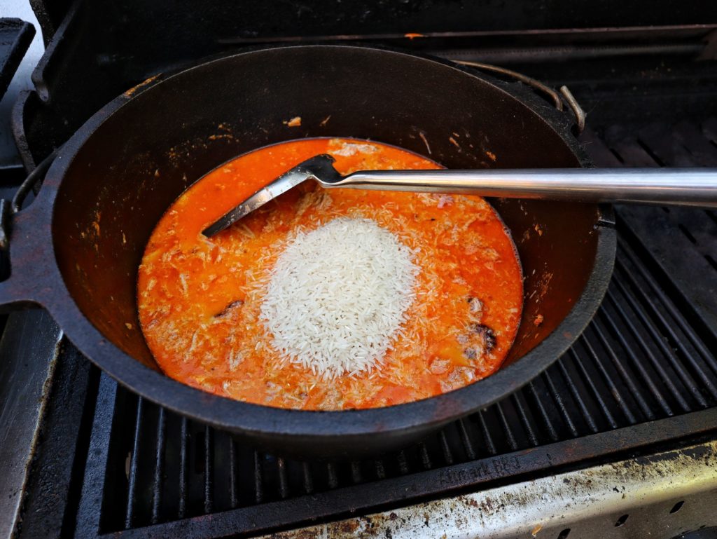 Pulled Pork Curry-Reis aus dem Dutch Oven
