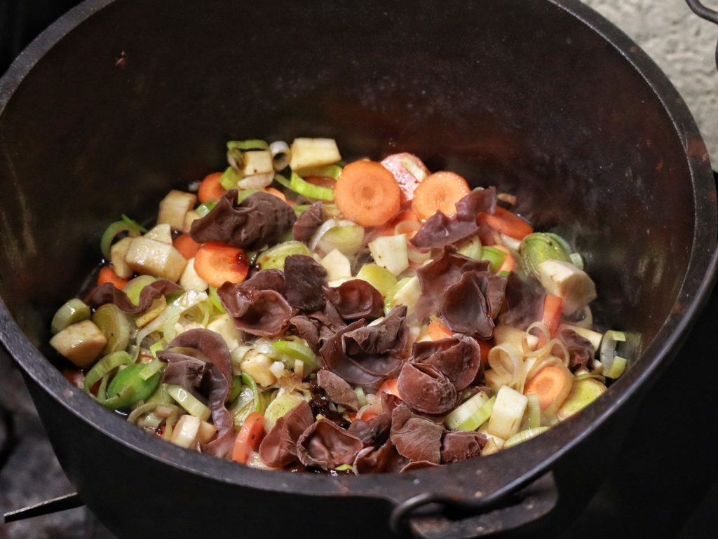 Chinesischer Eintopf aus dem Dutch Oven