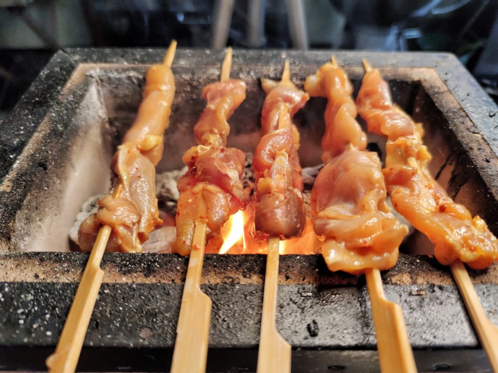 Hähnchen Satay Spieße mit Erdnuss-Sauce