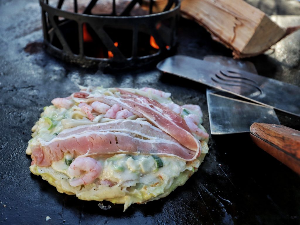 Okonomiyaki von der Feuerplatte - Japanische Pizza