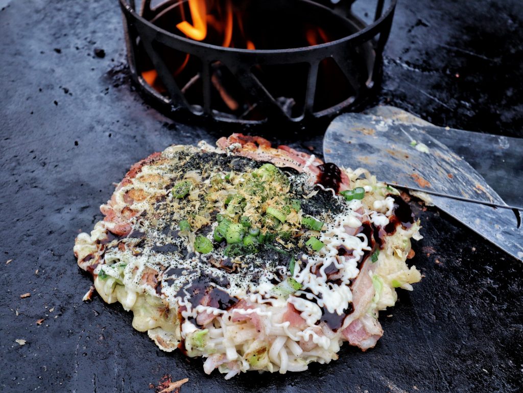 Okonomiyaki von der Feuerplatte - Japanische Pizza