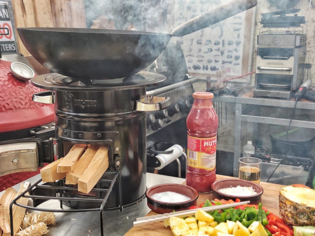 Kochen mit Wok und Raketenofen