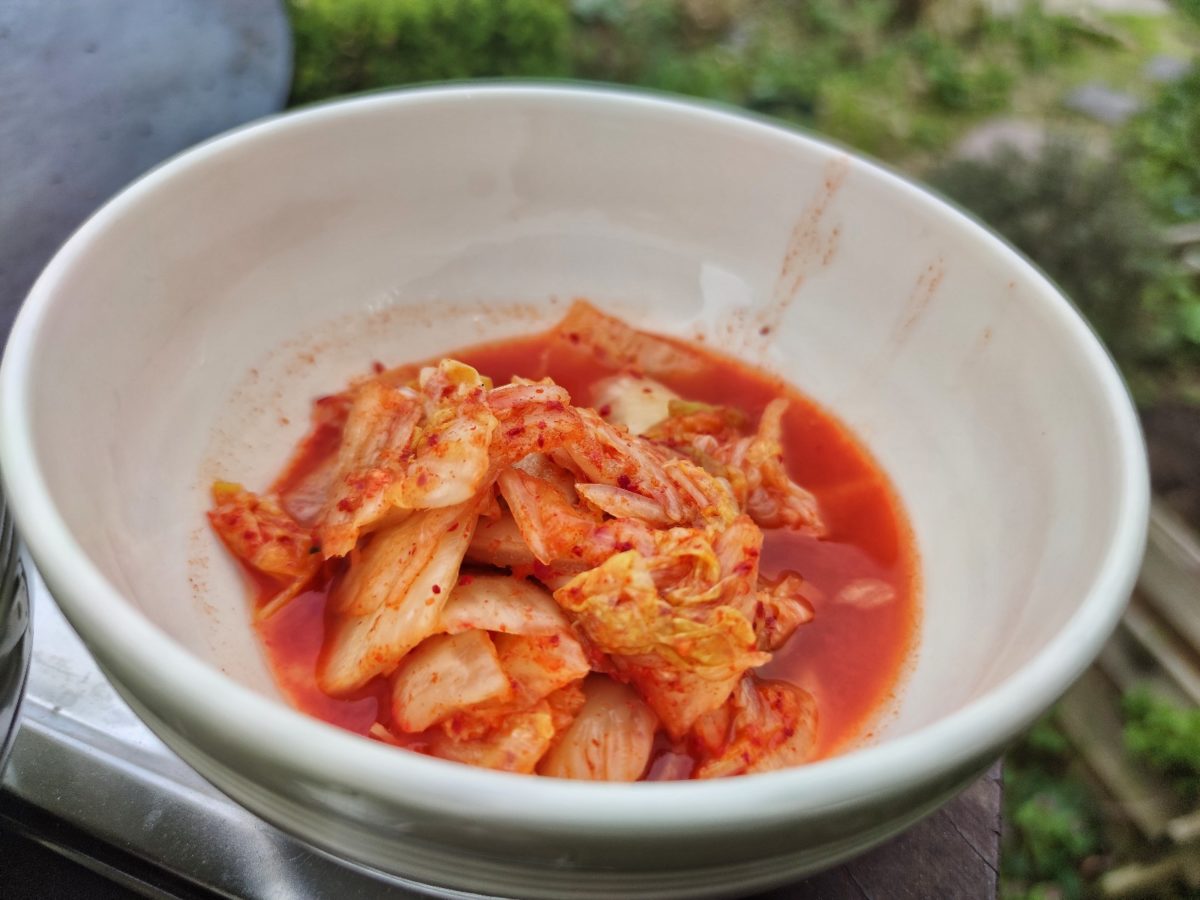 Koreanischer Kimchi Burger mit Reh-Patty
