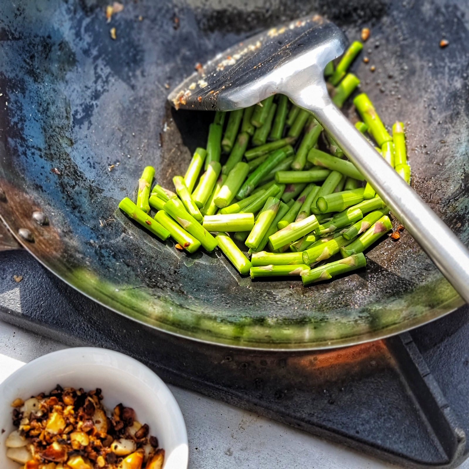 Grüner Spargel aus dem Wok - Das Rezept!