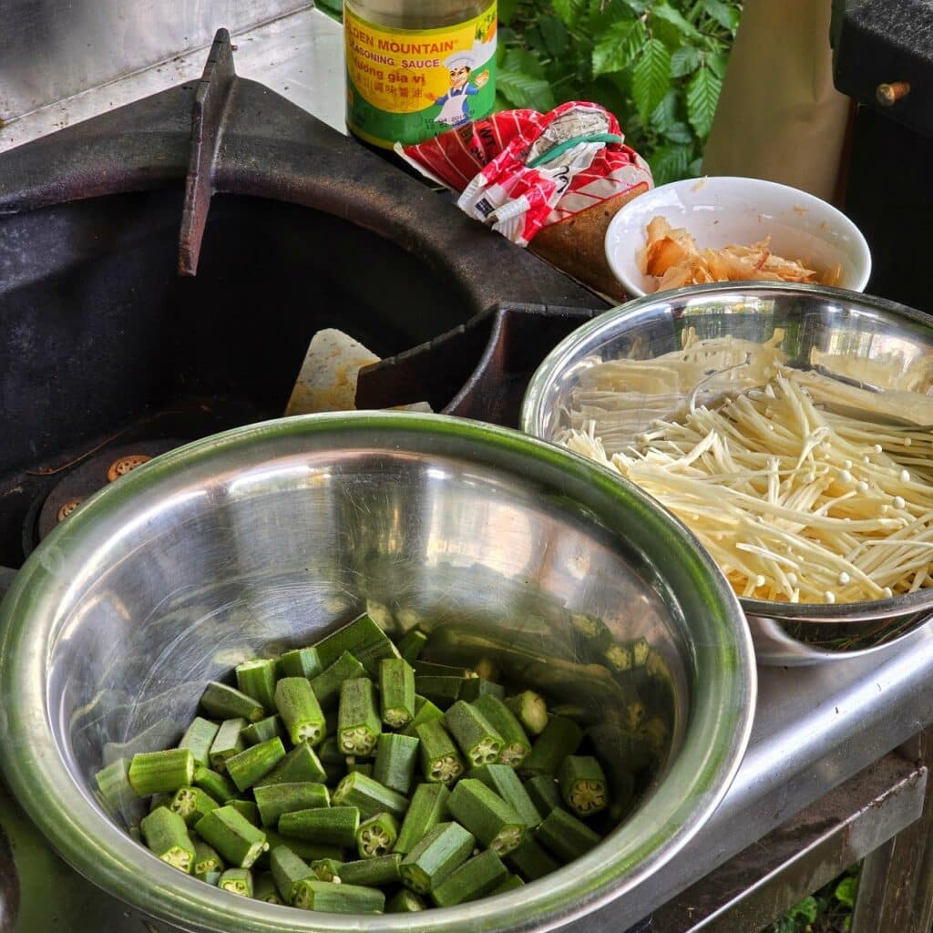 Okra mit Enoki und Bonitoflocken