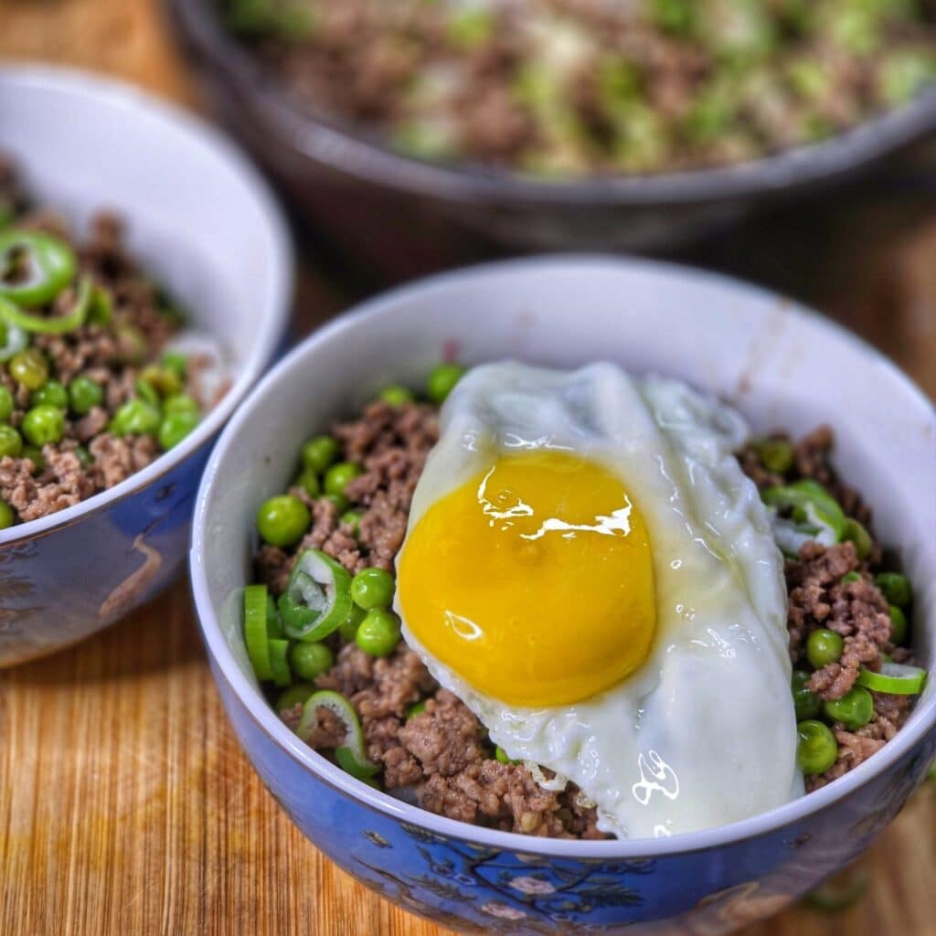 Soboro Don - ein Donburi Gericht mit Ei als Topping